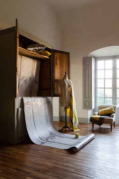 d&eacute;co murale avec papier peint et tissus de charme 