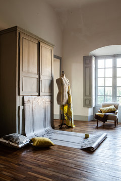 d&eacute;co murale avec papier peint et tissus de charme 