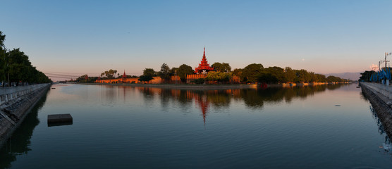 Königsplast Mandalay im Abendlicht