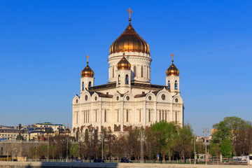 Fototapeta na wymiar Cathedral of Christ the Saviour in Moscow on a blue sky background in sunny spring morning
