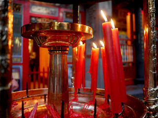 台湾の寺と供え物、蝋燭と灯