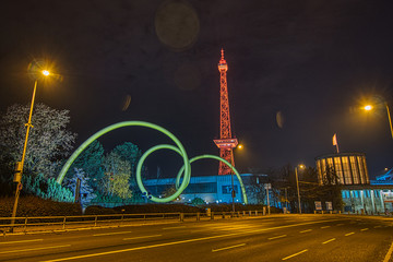 Nachtaufnahme von Funkturm und Messegelände in Berlin