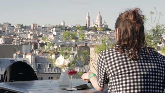 Femme en terrasse sur un toit de Montmartre, Paris