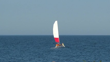 At the weekend, residents and guests of the city of Vyborg gathered on the beach to watch the competition of yachtsmen and surfers on the water.