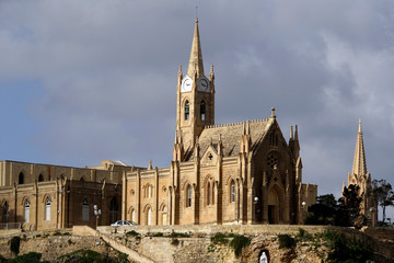 Naklejka premium Lourdes Kapelle über dem Hafen von Mgarr