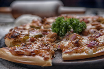 Onions, chicken cheesed pizza