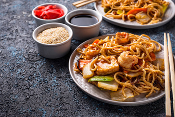 Asian noodles with shrimps and vegetables