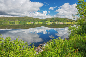 Obraz premium Reflections of two hills in the Eidsvatnet lake
