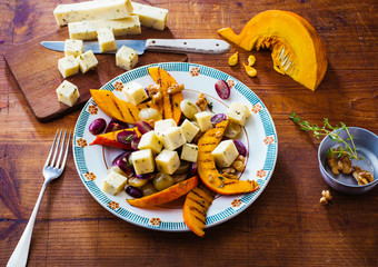 Käsesalat mit gebratener Kürbisscheibe