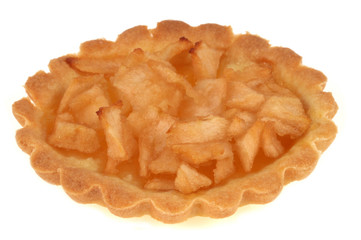 Tartelette aux pommes sur fond blanc 