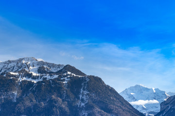 Berglandschaft unter blauem Himmel
