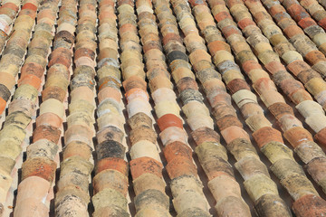 Mediterranes Flair: Dachziegel aus Terrakotta 