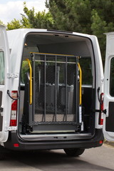 Behindertentransporter mit eingeklappter Rollstuhlbühne