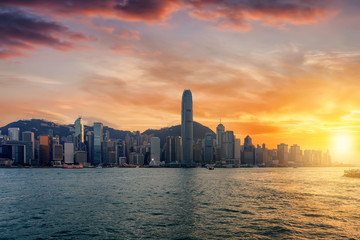 Die moderne Skyline des Victoria Harbour in Hong Kong bei Sonnenuntergang