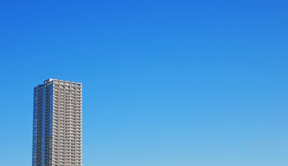 ビルと青空