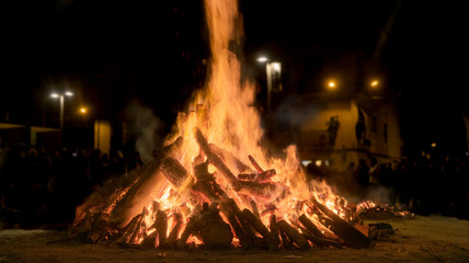 hoguera de san Juan, solsticio de verano. troncos ardiendo. 23 de junio - obrazy, fototapety, plakaty