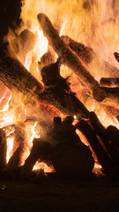 hoguera de san Juan, solsticio de verano. troncos ardiendo. 23 de junio