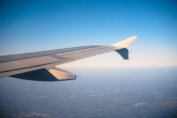 Fototapeta na wymiar Blick aus dem Flugzeugfenster