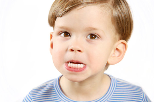 Zweijähriger Junge im Porträt