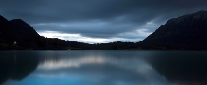 Lago di Castel San Vincenzo al tramonto, parco nazionale Abruzzo Lazio Molise