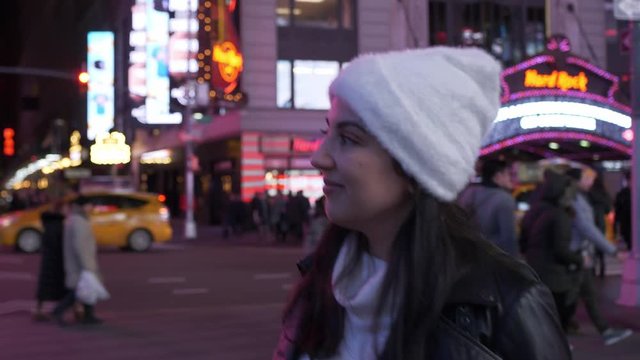 Young people on a sightseeing trip through New York by night