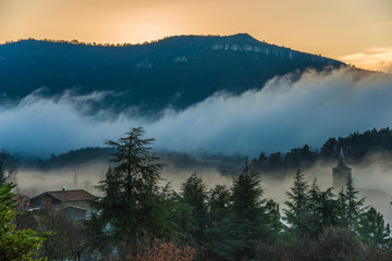 paysage ard&eacute;chois avec brouillard et nuages