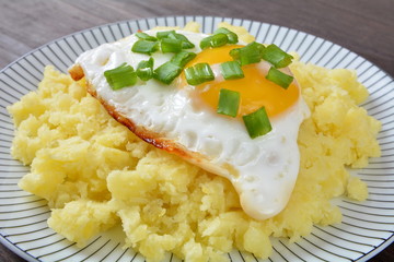 jajko sadzone z ziemniakami i szczypiorkiem © robert6666