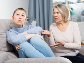 Obraz premium Family quarrel of an mother and adult daughter