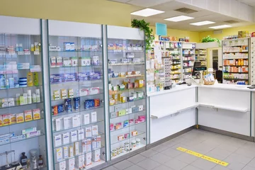 Foto auf Acrylglas Apotheke 2. Mai 2016 Brünn Tschechien. Innenraum einer Apotheke mit Waren und Vitrinen. Medikamente und Vitamine für die Gesundheit. Shopkonzept, Medizin und gesunder Lebensstil.