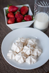 Meringue cookies with berries and milk