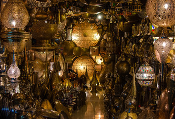 Fototapeta na wymiar Orientalische Lampen in Marrokanischem Bazar