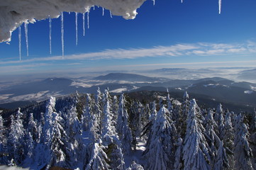 Zimowy Bajkowy widok ze szczytu Mogielica w Beskidach 
