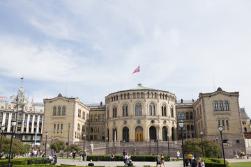 Fototapeta na wymiar Norwegian flag on top of beautiful building 