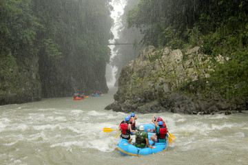 River Rafting auf dem Rio Pacuare in Costa Rica im strömenden Regen - obrazy, fototapety, plakaty