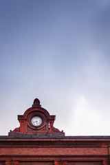 stary zegar na attyce