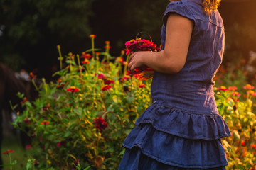 pregnant woman with flowers