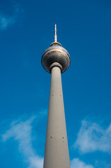 Obraz premium Fernsehturm, wieża telewizyjna / telewizyjna w Berlinie, Niemcy.