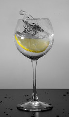 falling lemon in tonic creates splashes