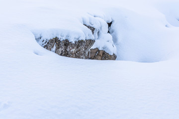 Eiszapfen und Schnee im Thingvellir-Nationalpark in Island