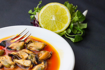 PLATO DE MEJILLONES CON TENEDOR LIMÓN Y LECHUGA VERDE