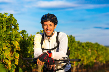 Kroatien, Istrien, Porec, Mountainbiker Portrait am Weinberg