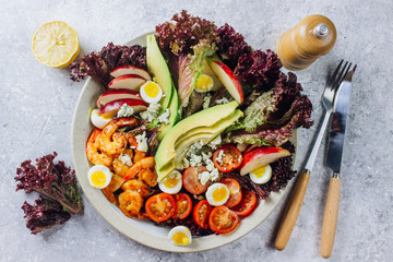 Grilled shrimps and fresh vegetable salad and egg.