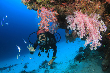 Fototapeta na wymiar Young woman scuba diving 