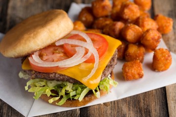 Hamburguesa con tots