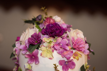 Naklejka na ściany i meble wedding cake decorated with flowers