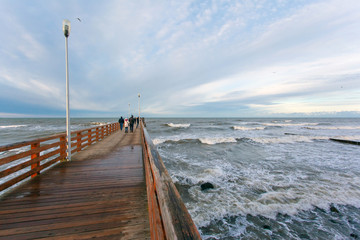 Obraz premium wooden pier extending into the distance by the sea