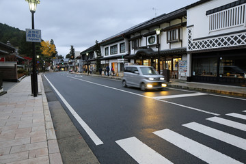 夕暮れの金剛峯寺山門