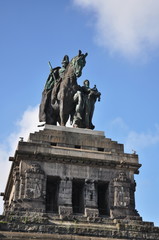 Obraz premium Kaiser Wilhelm I on Deutsches Ecke statue in Koblenz at night,2015