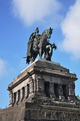 Obraz premium Kaiser Wilhelm I on Deutsches Ecke statue in Koblenz at night,2015