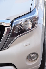 Naklejka premium shiny headlights on a white silver car